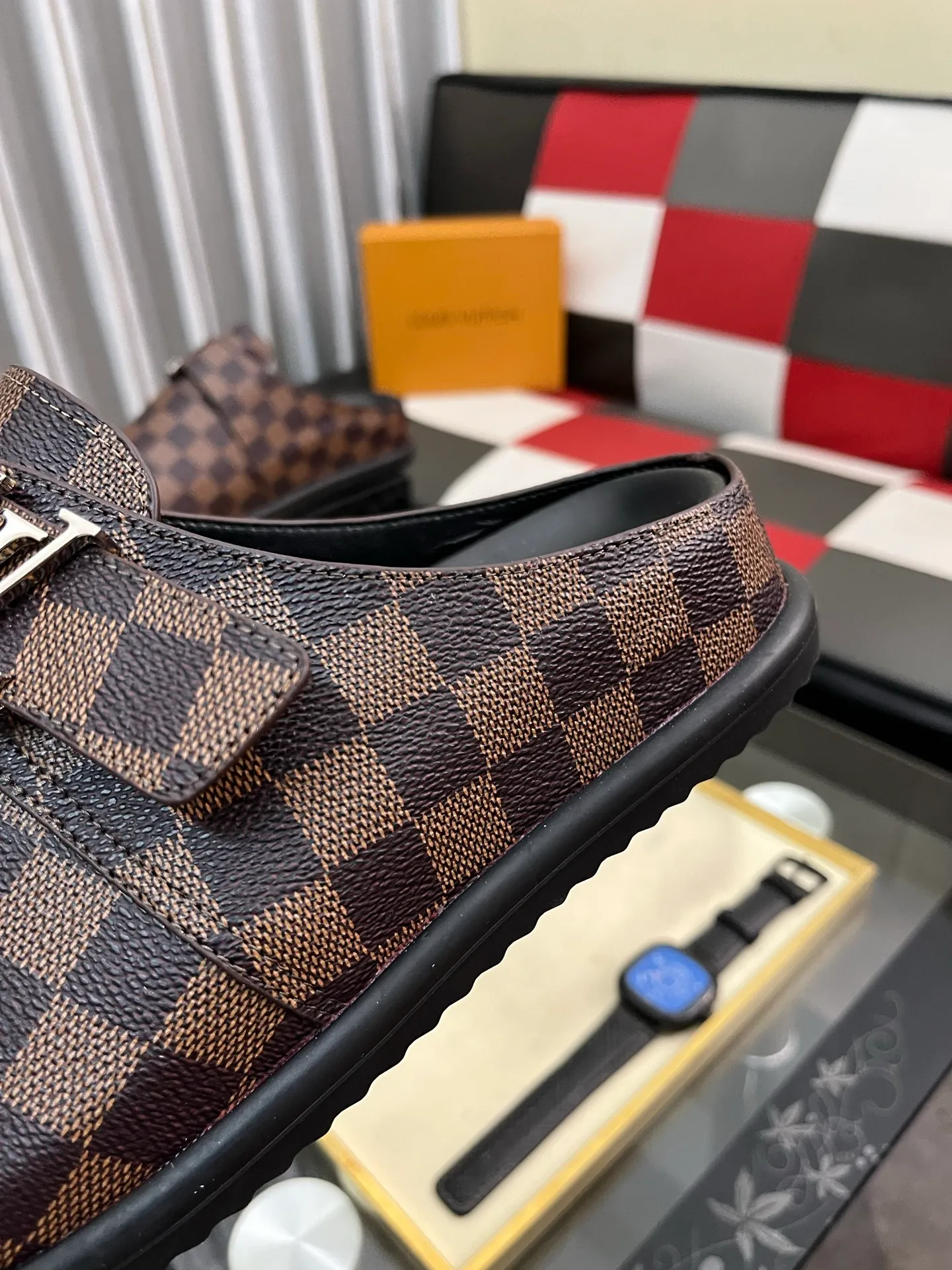 Men's shoes 💰380⌚️⌚️2025 new men's casual sandals and slippers, made of suede cow leather, with Monogram pattern to highlight the trendy style. Adjustable straps illuminated with LV letters, while a resilient insole and micro outsole provide lightweight comfort. Made of suede cow leather with embossed Monogram pattern and brand element metal hardware✅Adjustable straps➕Tough insole‼ ️Micro outsole. Comfortable and easy to wear‼ ️size: 38-443️⃣Colors available